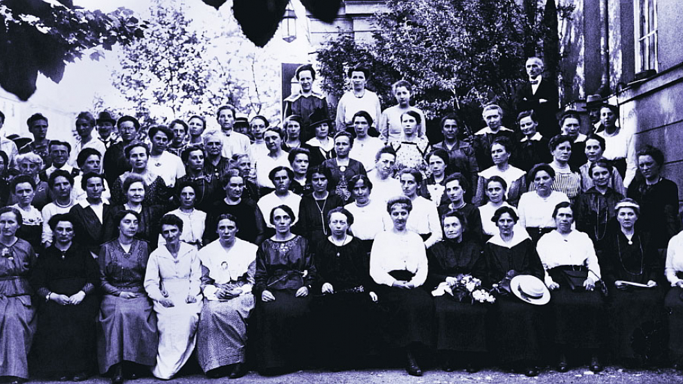 Stolz posieren die ersten weiblichen Abgeordneten der Nationalversammlung.