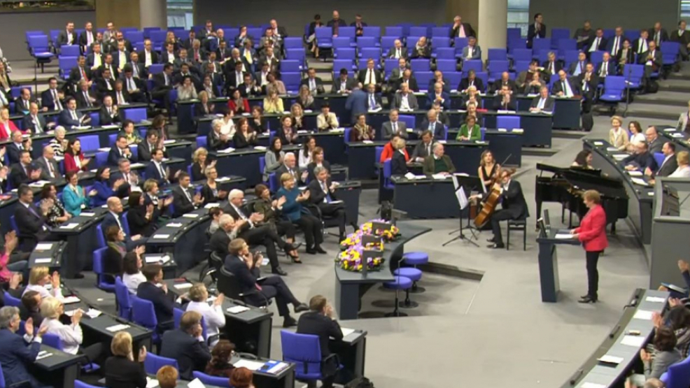 Christine Bergmann im Bundestag zur 100-Jahr-Feier des Frauenwahlrechts im Reichstag sprach Christine Bergmann über ihr Leben als Frau in der DDR: „Das war kein schlechtes Gefühl.“ 