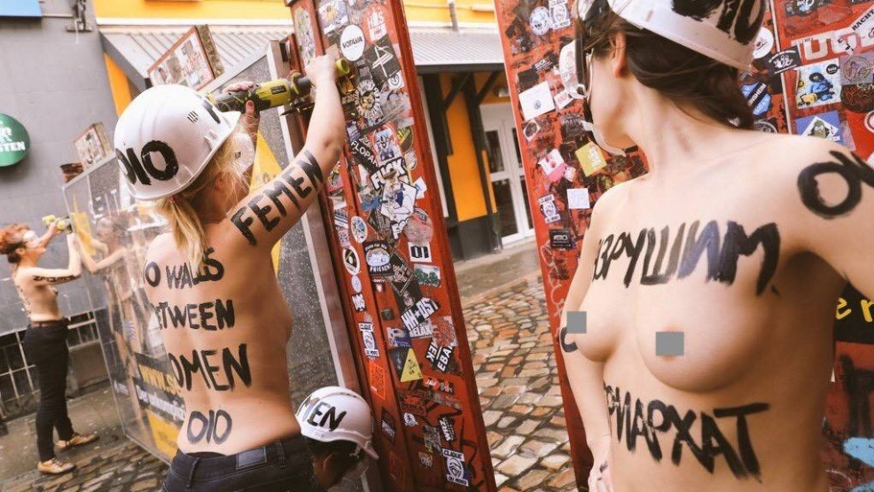 Femen in Aktion: Weg mit der Metallwand in der Herberstraße auf St. Pauli!