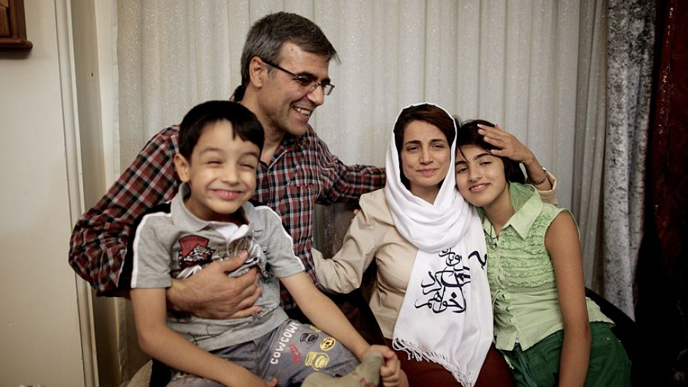 Nasrin mit ihrem Mann Reza Khandan und ihren beiden Kindern.