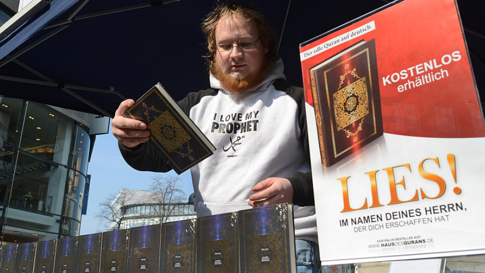 Salafist Dennis Rathkamp bei der Koran-Verteilung in Hannover. - Foto: dpa