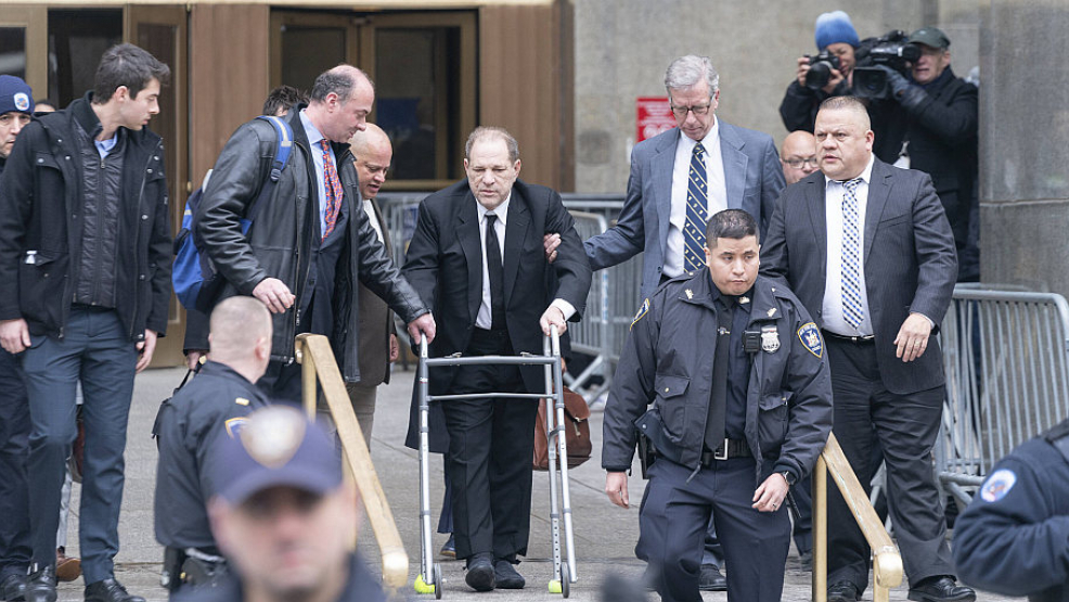 Harvey Weinstein vor dem Gericht, schwer über eine Geh-Hilfe gebeugt. - Foto: Lev Radin/imago images/Pacific Press Agency