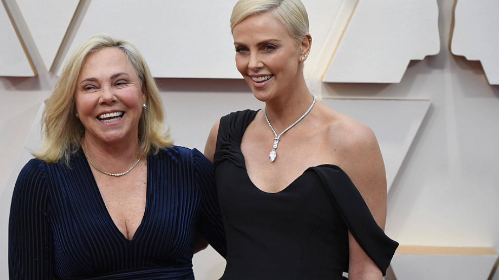 Charlize Theron mit ihrer Mutter Gerda. - Foto: Kevin Sullivan/ZUMA Press/imago images