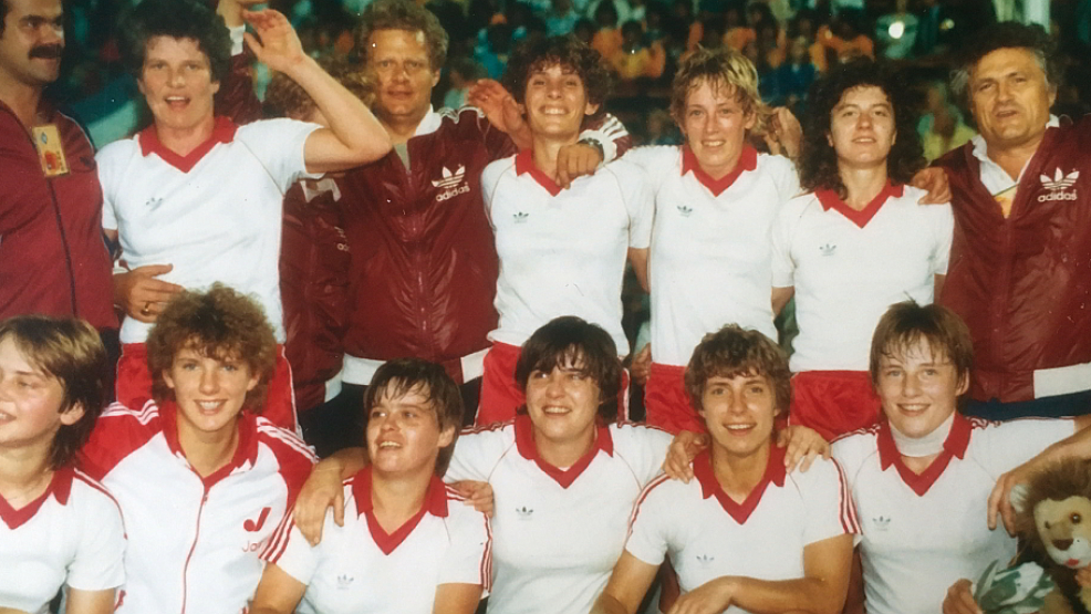 Die Weltmeisterinnen von 1981, obere Reihe dritte von rechts ist Spielertrainerin Anne Trabant.