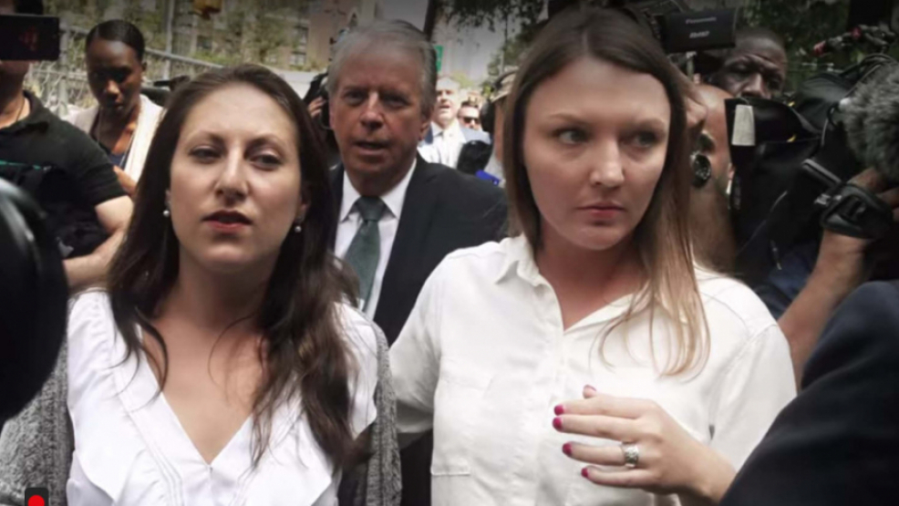 Michelle Licata (li) und Courtney Wild auf dem Weg zum Gericht in New York. - Screenshot Netflix 