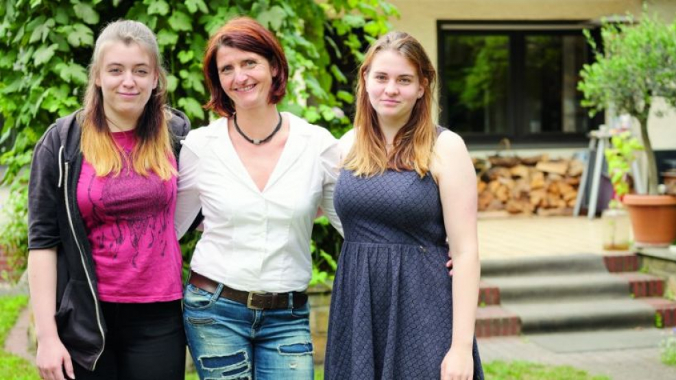 Inge Bultschnieder mit ihren Töchtern Anna (li.) und Carla. Foto: Bettina Flitner