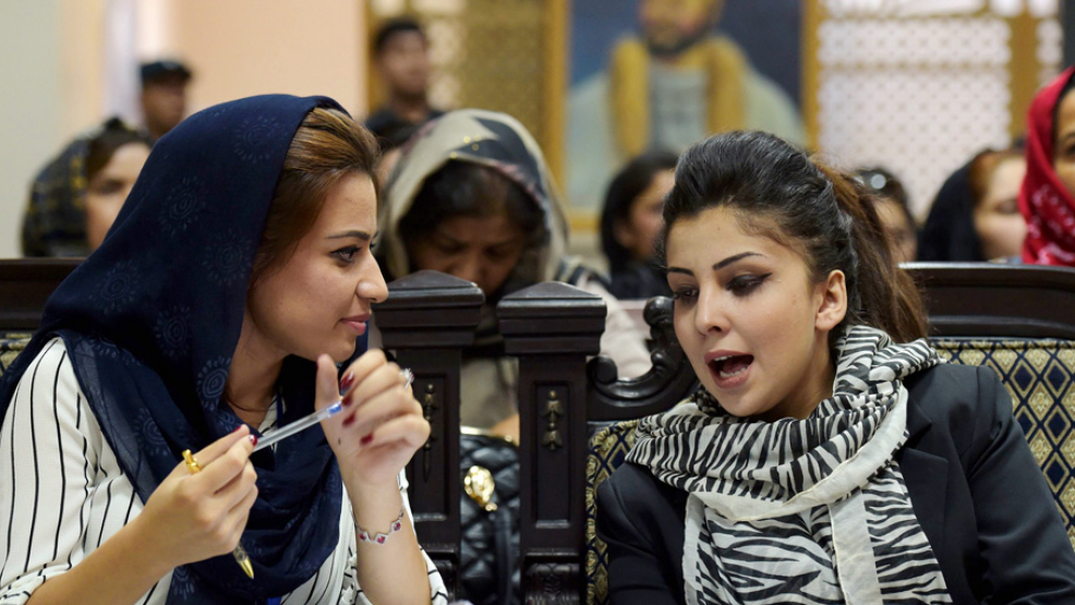 Hart erkämpfte kleine Freiheit: Frauen besuchen ein Café in Kabul. Selbst das ist unter den Taliban in Gefahr. - Foto: Shah Marai/AFP/Getty Images