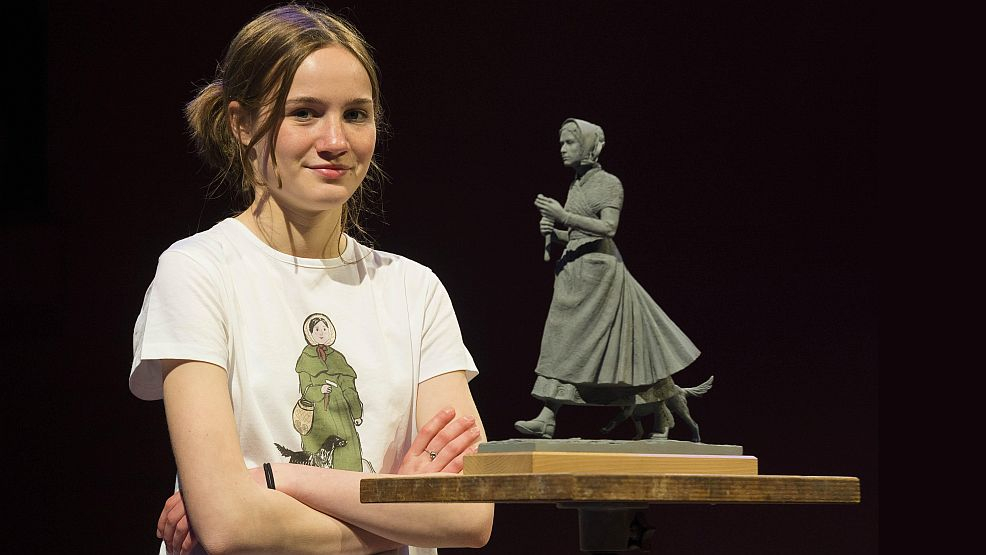 Evie Swire, 13, gründete die Initiative "Mary Anning rocks!" Bald soll es ein Denkmal der Fossilienforscherin geben.