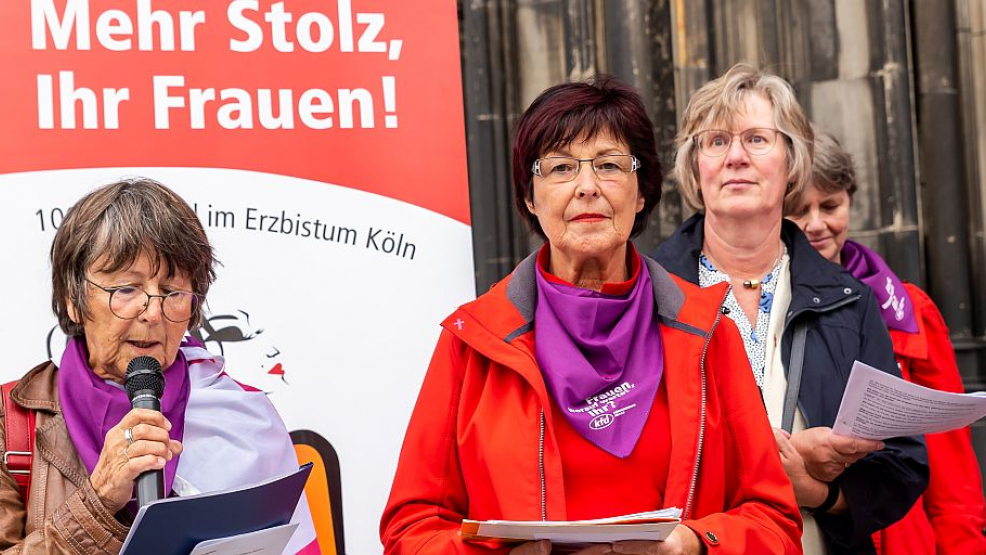 Elisabeth Bungartz, Vorsitzdende des Kölner kfd-Diözesanverbandes, mit Mitstreiterinnen vor dem Dom. Jörg Brocks Photographie/kfd
