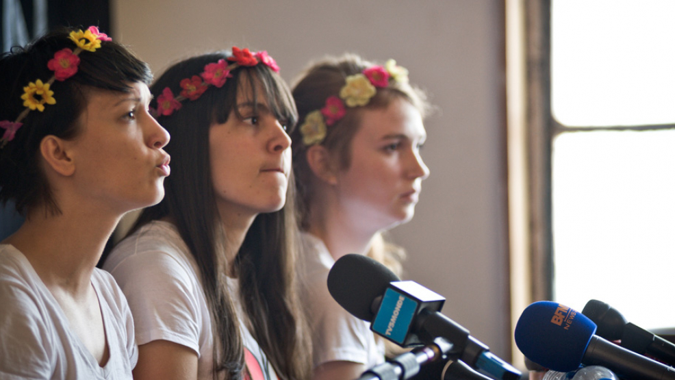 Drei Femen in Tunesien. Foto: Messyasz Nicolas/abaca/dpa.