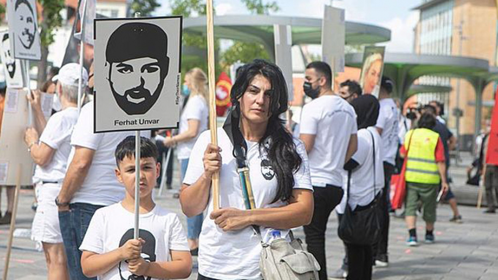 *Saytheirnames heißen die Demos, auf denen Serpil Temiz (hier mit ihrem jüngsten Sohn) gegen das Vergessen kämpft. Foto: Initiative 19. Februar.