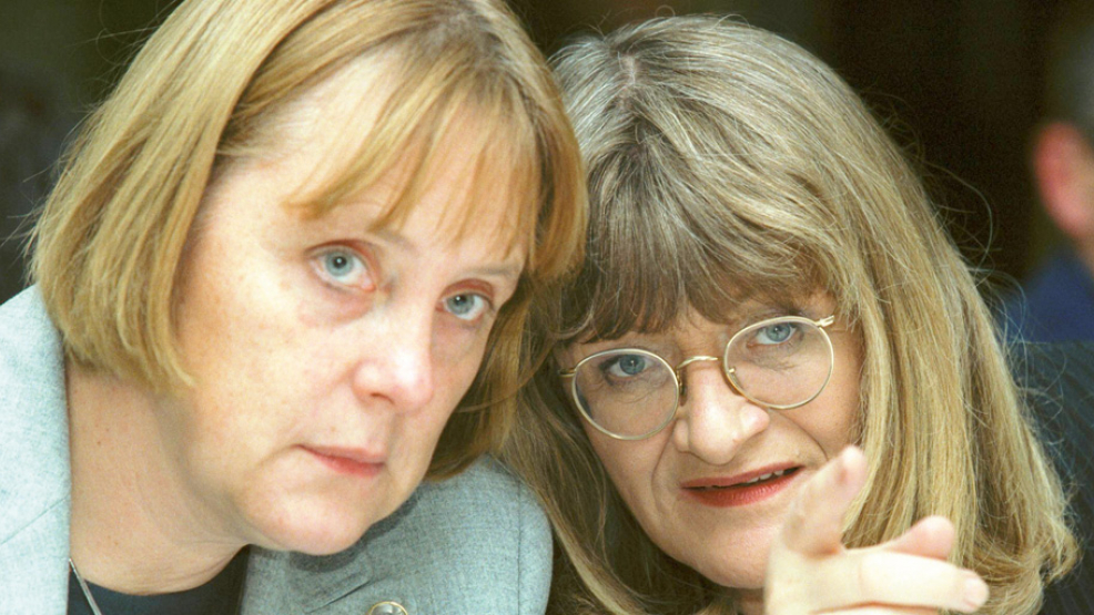 Angela Merkel und Alice Schwarzer 2000. Foto: Nicole Maskus/imago images