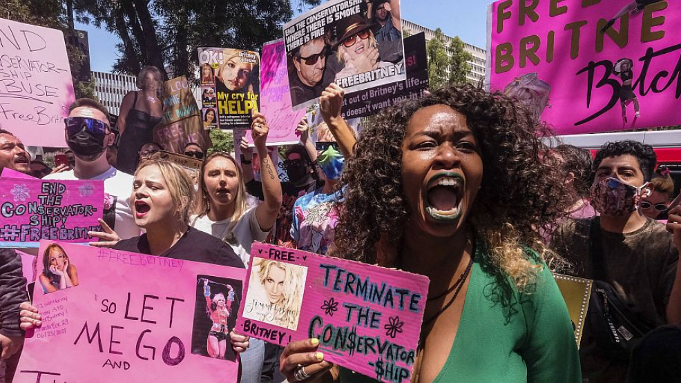 DemonstrantInnen vor dem Superior Court in Los Angeles fordern: #freebritney! 