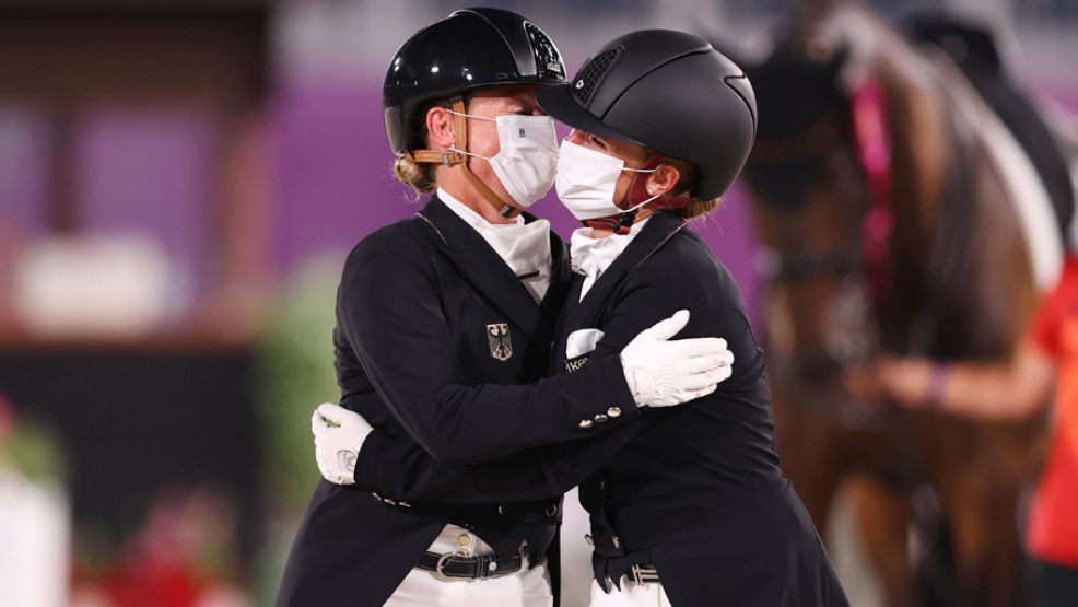Isabell Werth gratuliert Teamkollegin Jessica von Bredow-Werndl zur Goldmedaille. - Foto: IMAGO.