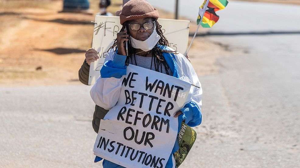 Tsitsi Dangarembga protestiert in Harare gegen Korruption. - Foto: Getty Images