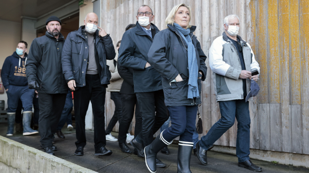 Marine Le Pen mit Fischern in St. Malo. Die Rechtspopulistin ist beliebt bei den sogenannten "kleinen Leuten" und Gelbwesten. - Foto: Aurelien Morissard/Panoramic/IMAGO