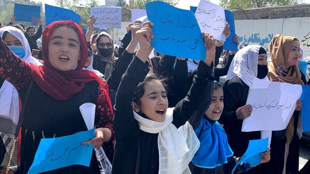 Ein paar Dutzend todesmutige Schülerinnen und ihre Mütter protestierten in Kabul für das Recht auf Bildung.