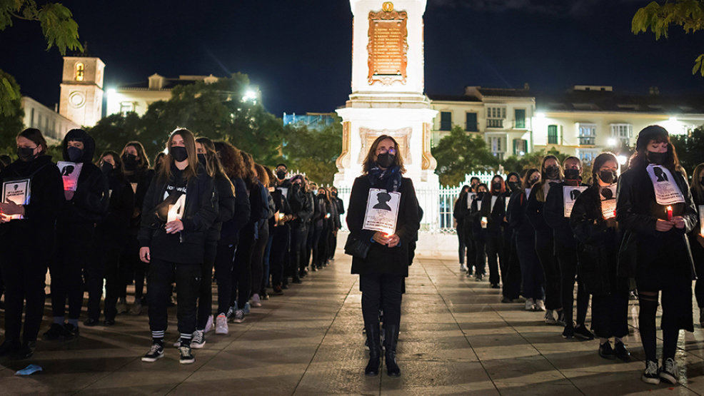 Beim jährlichen "Caminata del Silencio", dem Weg der Stille, tragen Spanierinnen in Schwarz Plakate mit den Namen ermordeter Frauen. - Foto: IMAGO