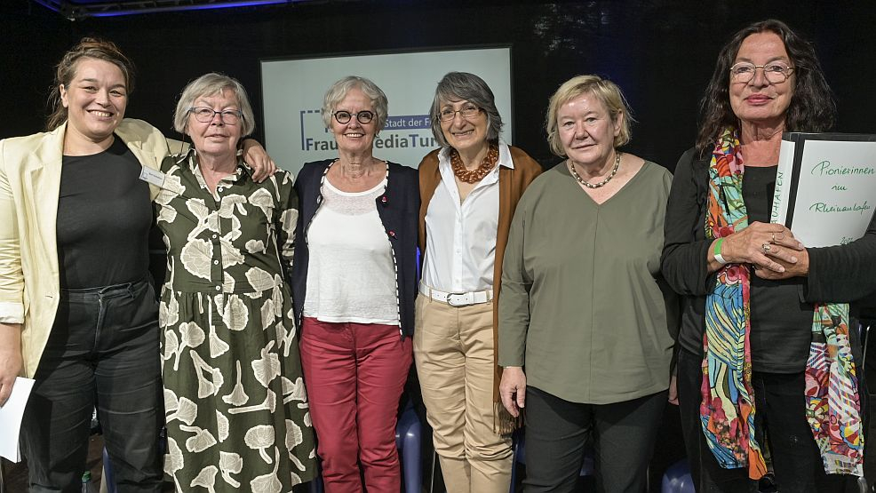 Berit Schallner mit den Pionierinnen: Gisela Schneider, Maria Beckermann, Hellen Vaziri, Frauke Mahr und Ina Hoerner. - Foto: Matthias Jung