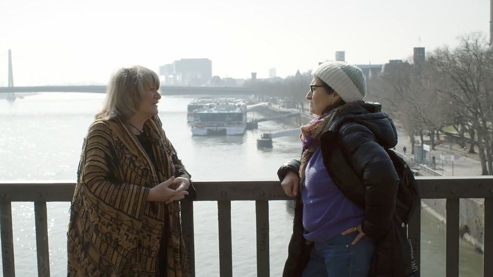 Schwarzer und Derflinger bei den Dreharbeiten auf der Hohenzollernbrücke in Köln 2021.