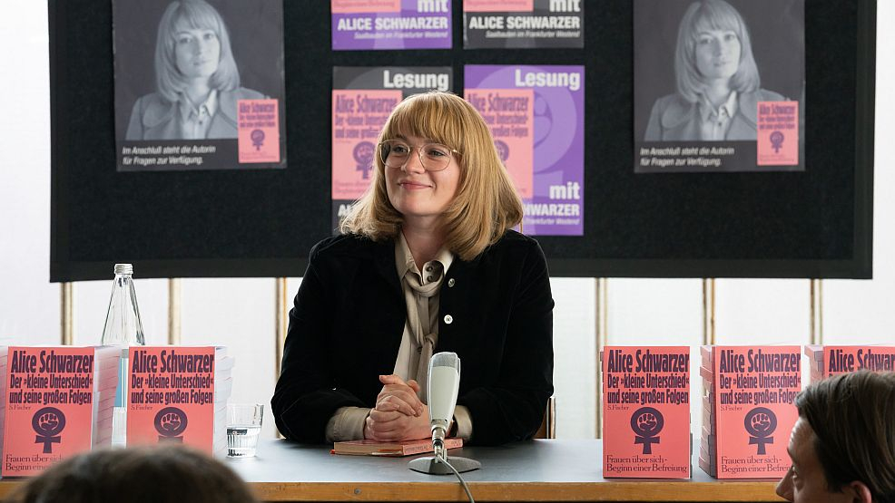  Nina Gummich als Alice Schwarzer: Bei einer Lesung vom "Kleinen Unterschied". - Foto: Alexander Fischerkoesen/RBB