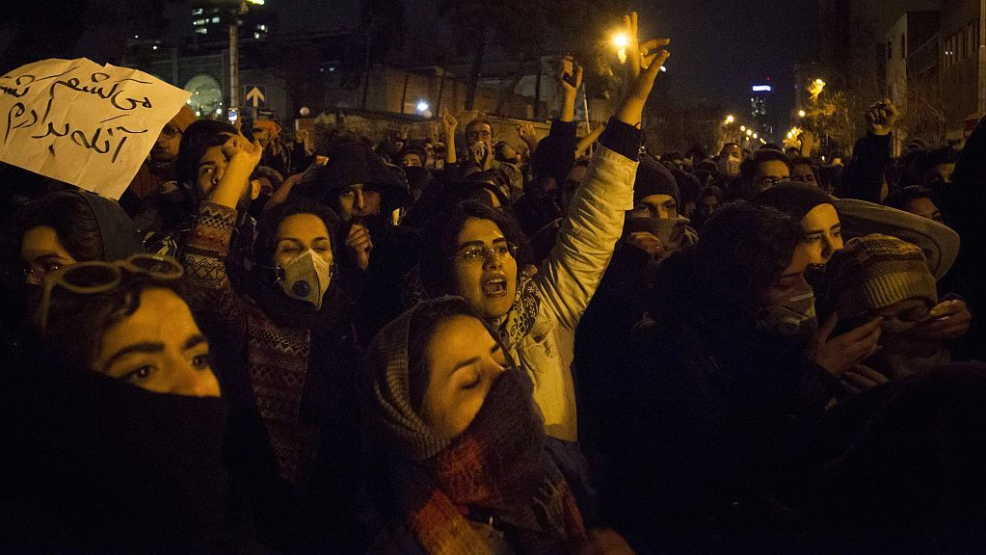 "Frau! Leben! Freiheit!" Die Demonstrationen in Iran reißen nicht ab, trotz Todesgefahr für alle, die auf die Straße gehen. - Foto: IMAGO