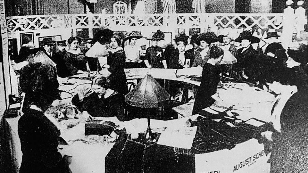 Frauen befassen sich 1912 beim Kongress "Die Frau in Haus und Beruf" mit der Rationalisierung der Hausarbeit.