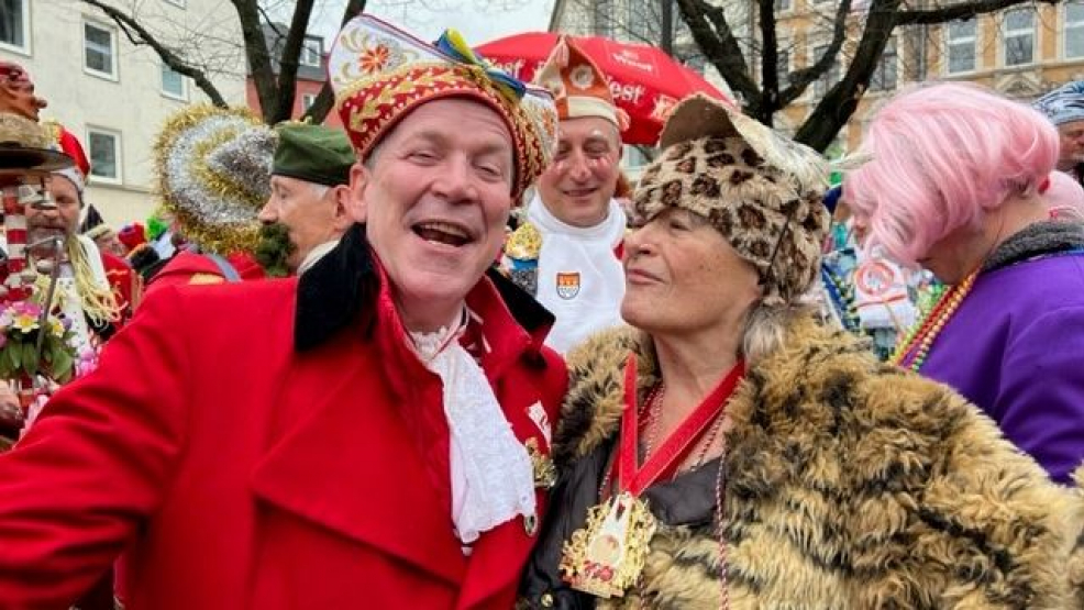 Die zukünftige Prinzessin Alice I. schunkelt mit dem Präsident des Festkomitees Kölner Karneval, Christoph Kuckelkorn.
