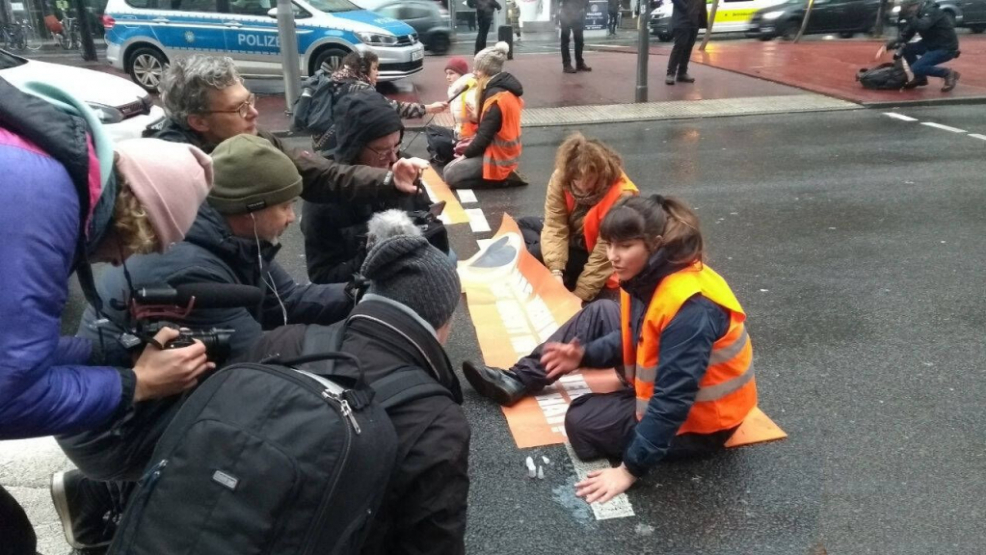 AktivistInnen der "Letzten Generation" blockieren angeklebt eine Straße in Berlin. - Foto: aal.photo/IMAGO
