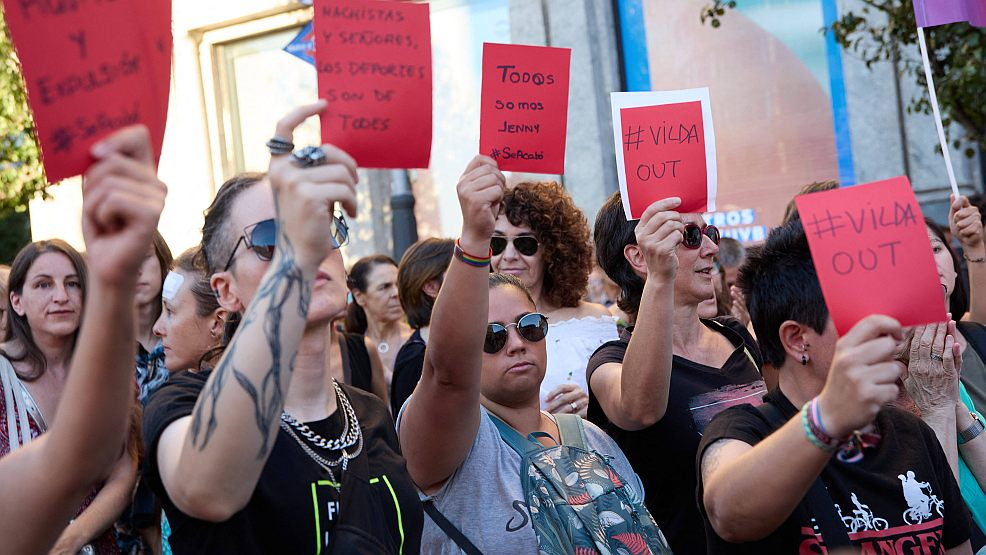 Demo in Madrid: Die Spanierinnen zeigen dem Machismo die rote Karte! - Jesus Hellin/Europa Press/IMAGO