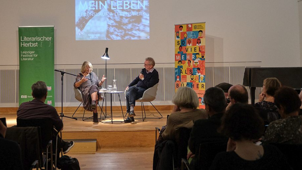 Alice Schwarzer und Verleger Helge Malchow im Gespräch. - Foto: Bettina Flitner