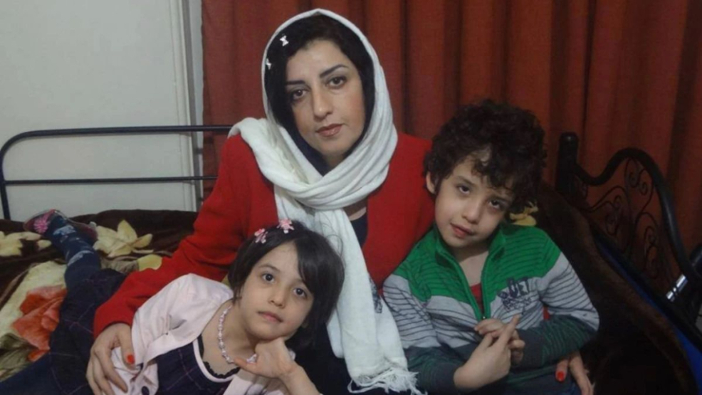 Narges Mohammadi mit ihren beiden Kindern.