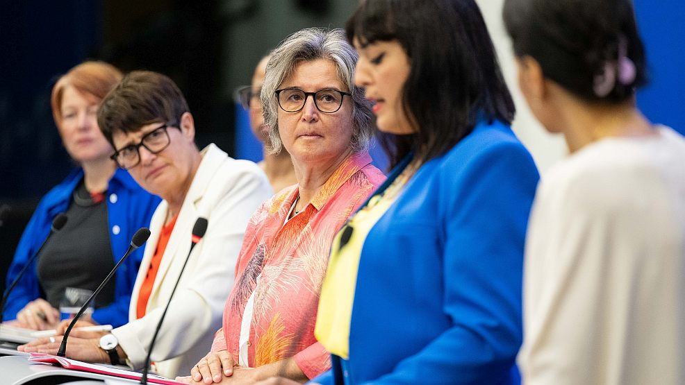  EU-Abgeordnete Maria Noichl, Amelia Tiganus und weitere Überlebende der Prostitution in Brüssel. - Foto: D. Lomme