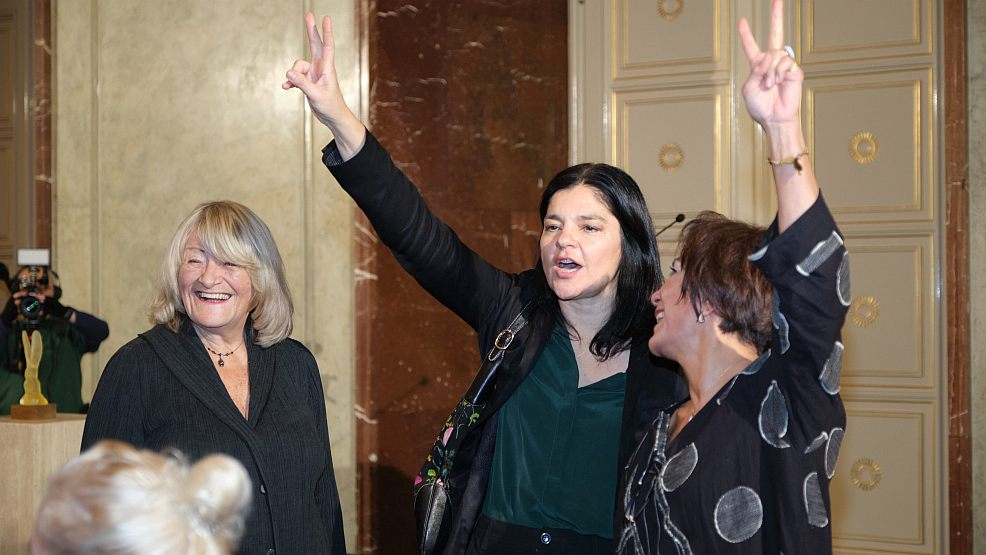 Alice Schwarzer, Jasmin Tabatabai und Mansoureh Shojaee: Frau! Leben! Freiheit! - Foto: Bettina Flitner