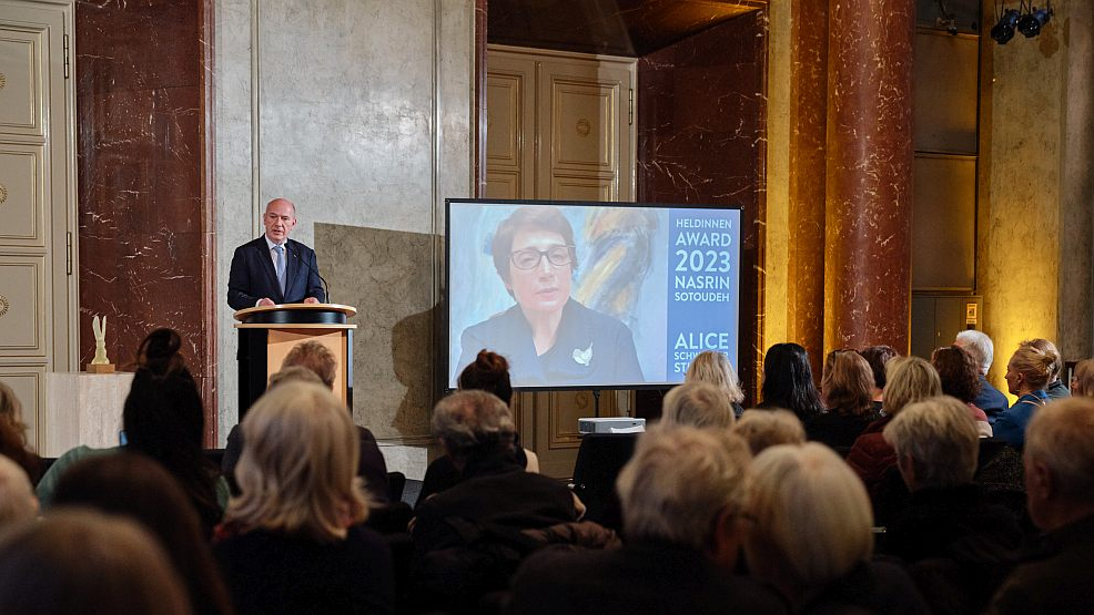 Kai Wegner, Regierender Bürgermeister von Berlin fand einfühlsame Worte für die Preisträgerin. - Foto: Bettina Flitner.