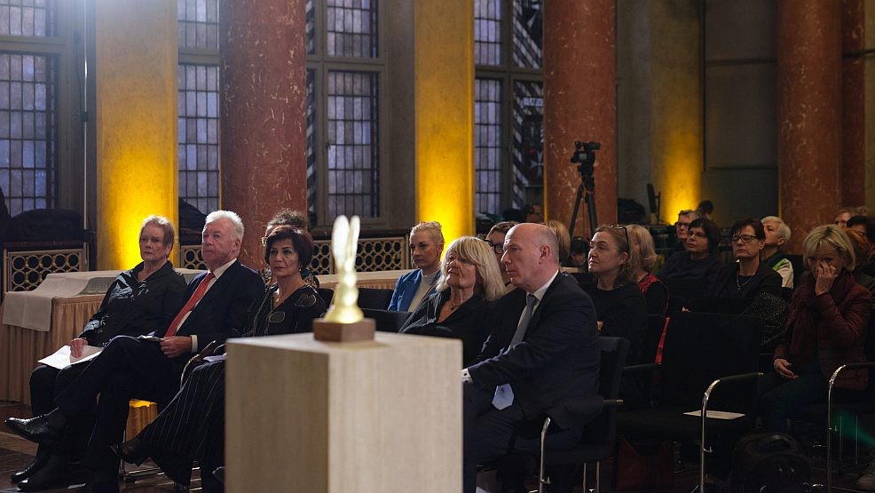 Die Preisverleihung des Heldinnenawards 2023 im Wappensaal des Roten Rathauses statt, vorne Kai Wegner, Regierender Bürgermeister. - Foto: Bettina Flitner