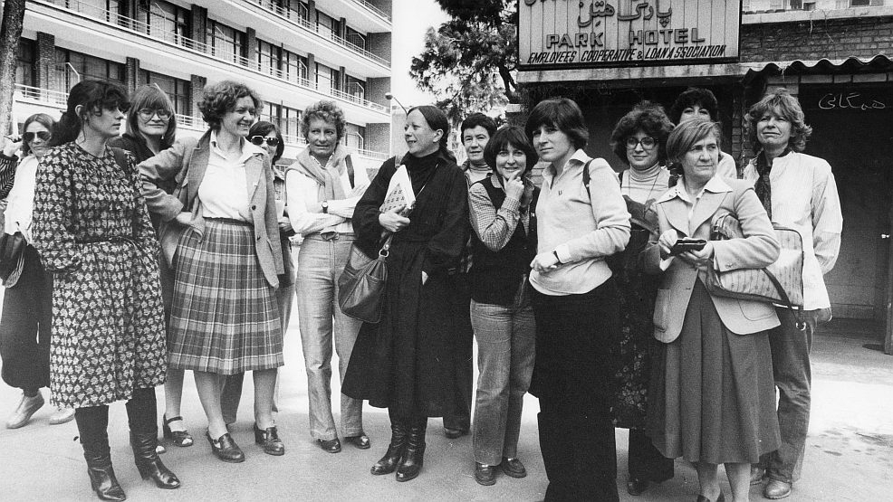 Alice Schwarzer (2. v. li) 1979 mit dem "Commitée Simone de Beauvoir" in Iran.