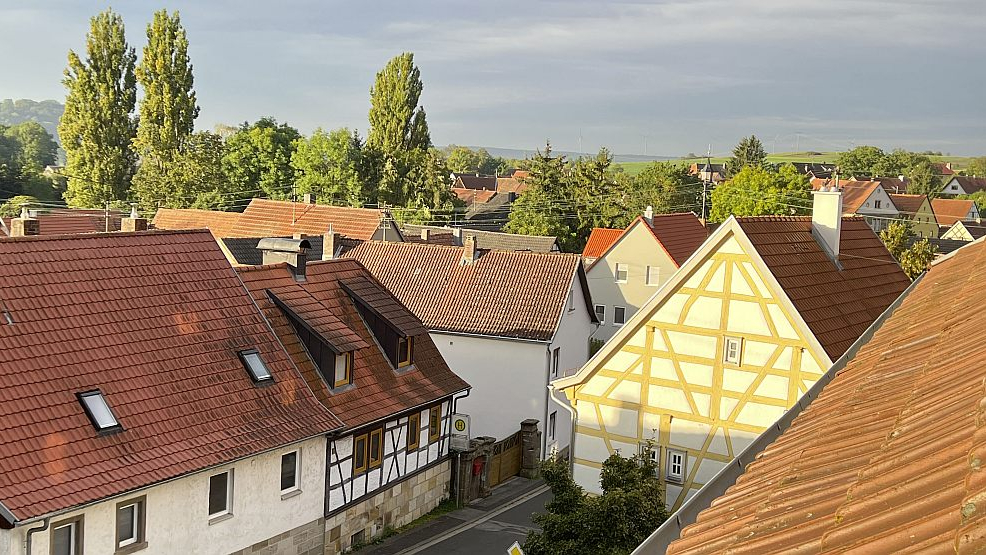 Der Blick auf den Dorfplatz von Oberlauringen heute.