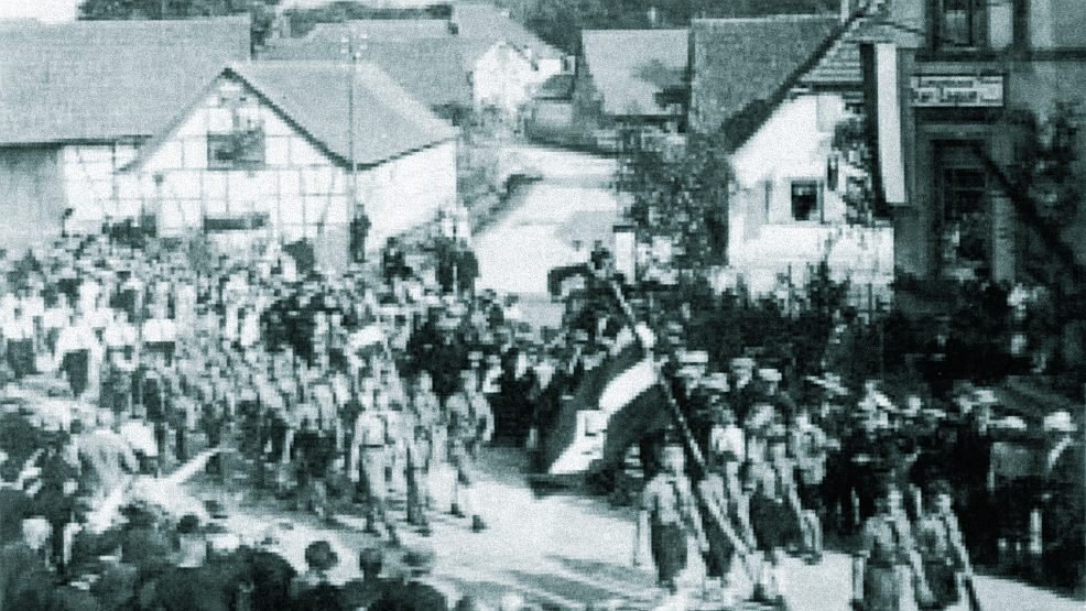 Ein Aufmarsch der Hitlerjugend im Zentrum von Oberlauringen.