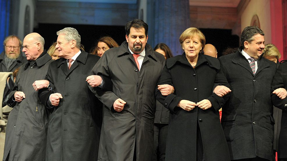 Vorsitzender des ZMD Mazyek 2015 mit Kanzlerin Merkel bei einer Demo kurz nach dem islamistischen Terror-Anschlag auf Charlie Hebdo. – Foto: dpa