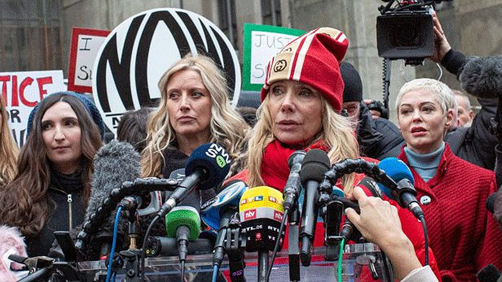  Rosanna Arquette (vorne), Rose McGowan (re) und Louisette Geiss 2020 vor dem Gerichtsgebäude in New York.