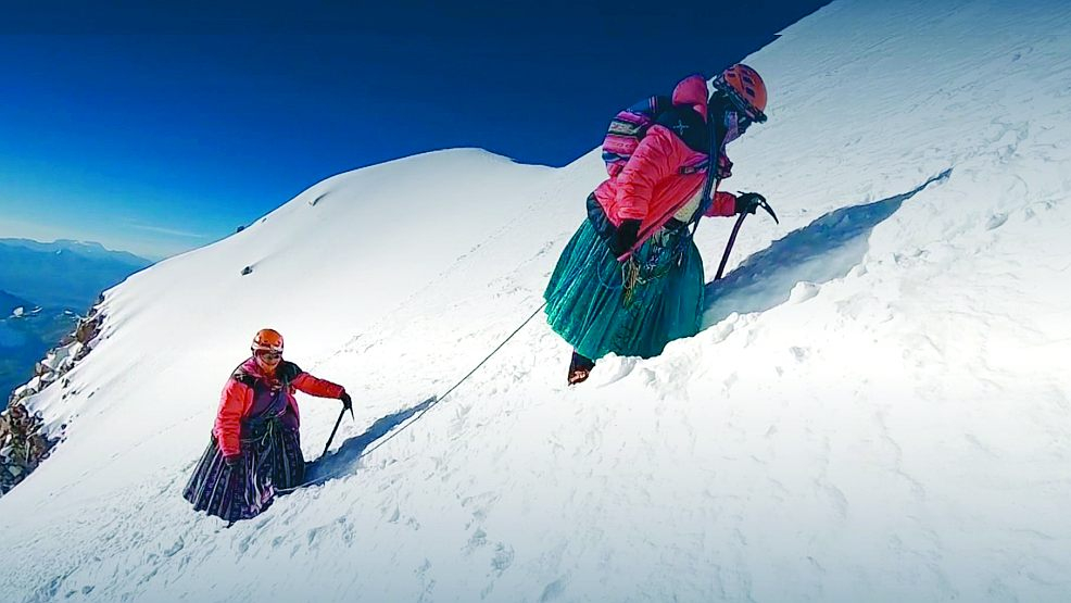 Mit Eispickeln, Wanderschuhen und in den traditionellen Röcken geht es hinauf auf den Aconcagua. - Foto: ARD