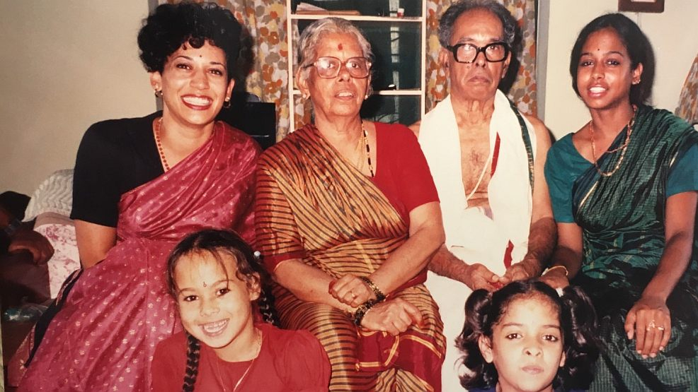 Kamala Harris mit ihrer Familie mütterlicherseits, in der hinteren Reihe 2.v.li. ihre feministische Großmutter.