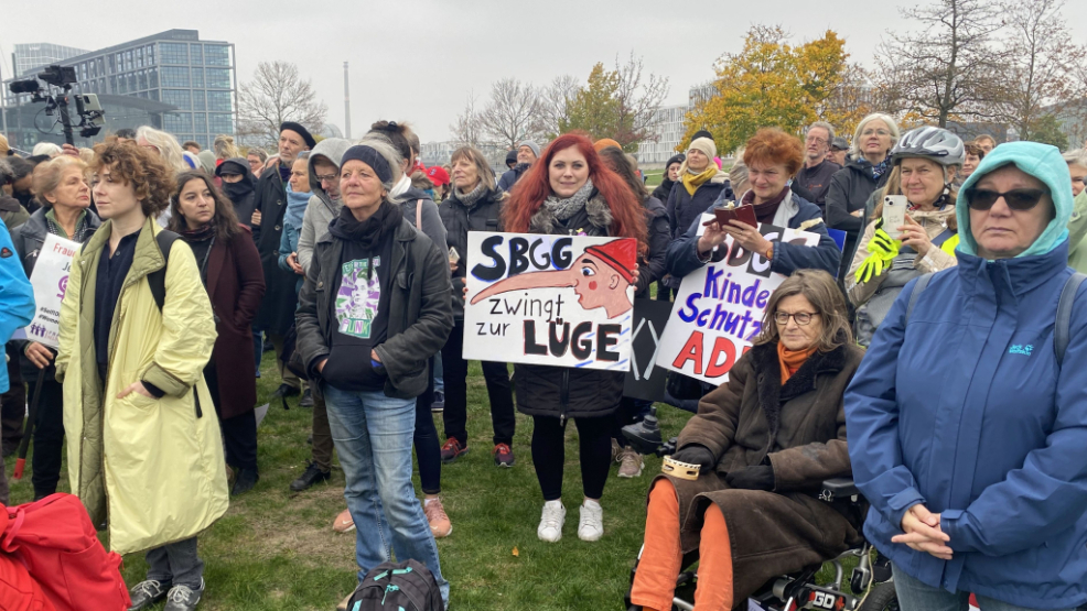 Protest in Berlin vor dem Kanzleramt: "Das Selbstbestimmungsgesetz zwingt zur Lüge!"
