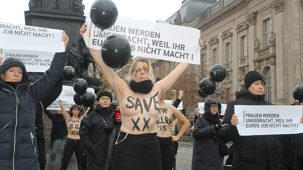 Die Femen klagten am Volkstrauertag in Berlin die Regierung an: "Frauen werden umgebracht, weil ihr euren Job nicht macht!"