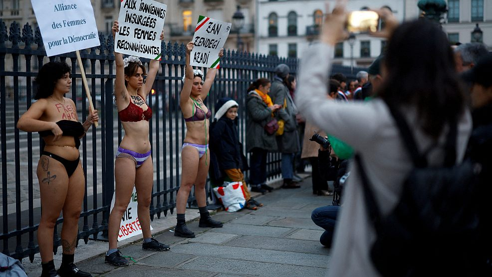 Femen-Protest vor dem Pariser Pantheon für die iranischen Schwestern. - FOTO: Stephanie Lecocq/Reuters/dpa