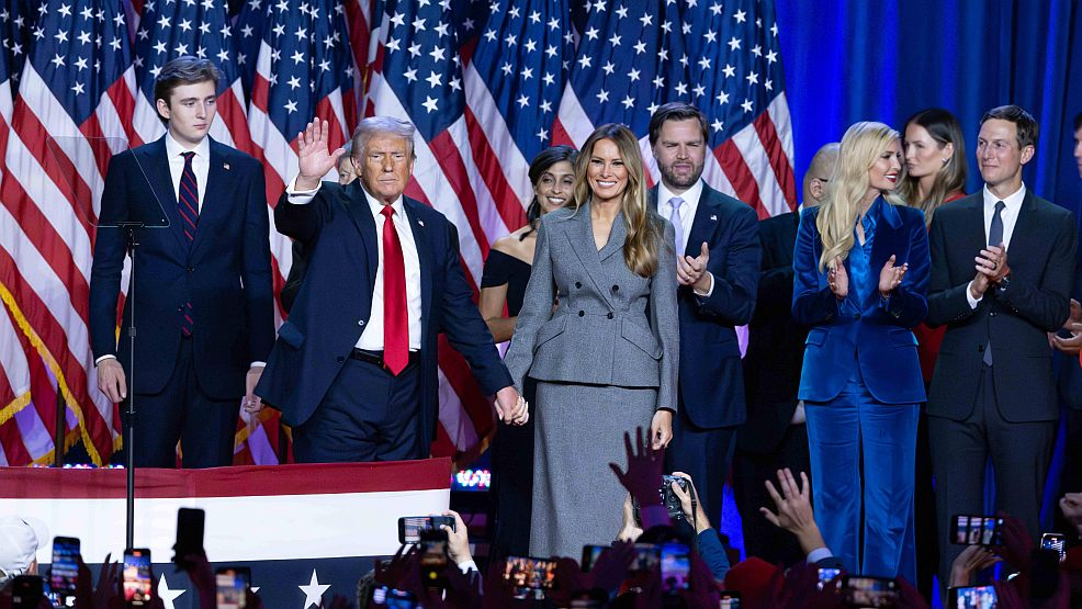Donald und Melania Trump mit Familie und der designiertem Vize-Präsidenten JD Vance mit seiner Frau Usha. - FOTO: IMAGO