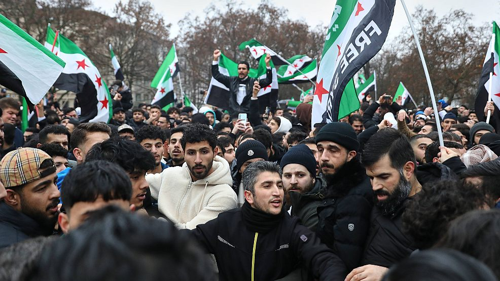 Syrer in Berlin-Kreuzberg feiern den Sturz von Baschar al-Assad. - Foto: dts Nachrichtenagentur/IMAGO