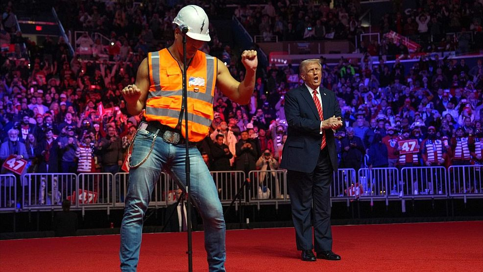 Donald Trump tanzt auf der Bühne zu den Village People.