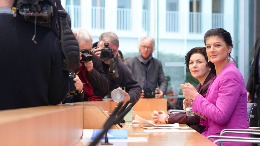 Sahra Wagenknecht und Amira Mohamed Ali bei der BSW-Pressekonferenz am Tag nach der Wahl. - FOTO: IMAGO